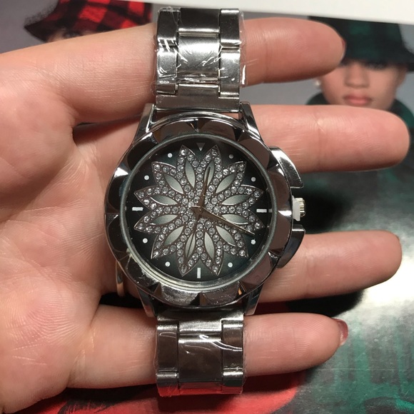 Silver tone Fashion Watch - Picture 3 of 7